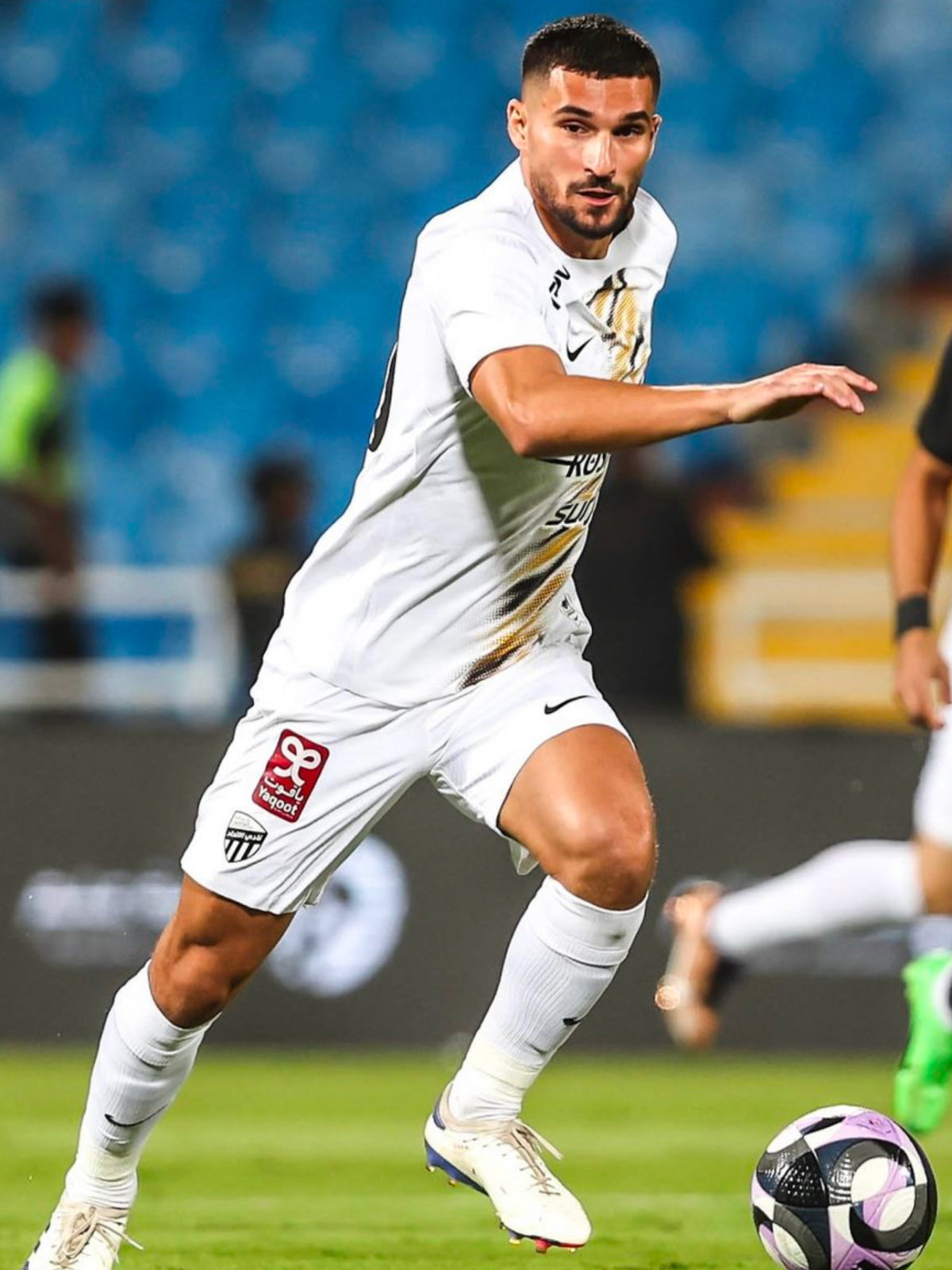 Houssem Aouar, joueur d'Al Ittihad et international algérien portant les protèges tibias personnalisés Tech Carbon