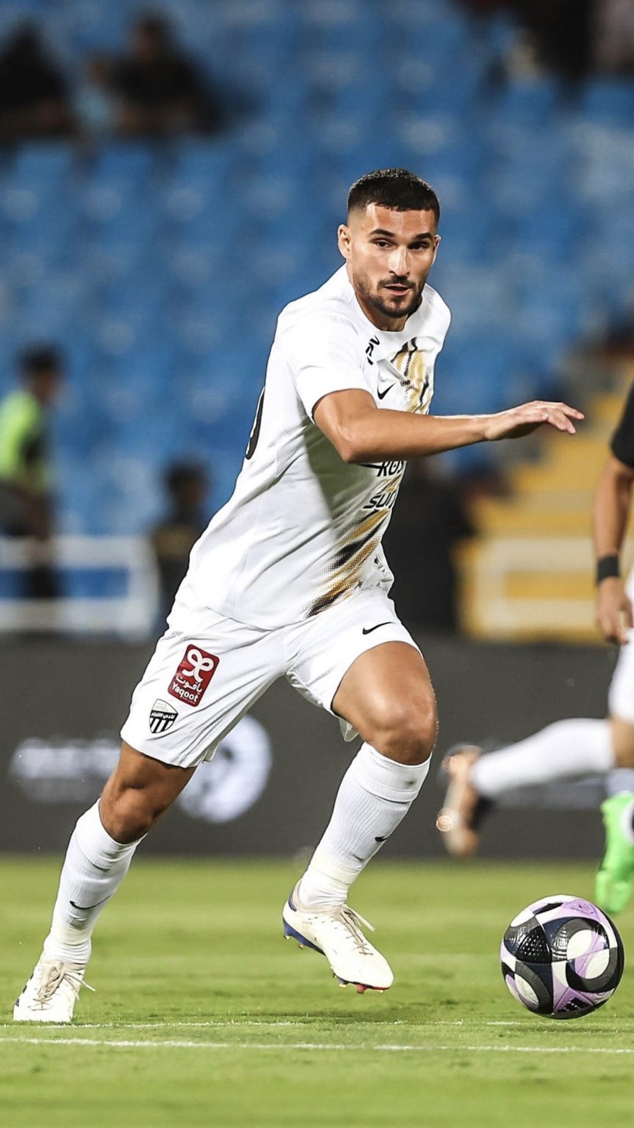 files/Houssem_Aouar_proteges-tibias_carbone.jpg