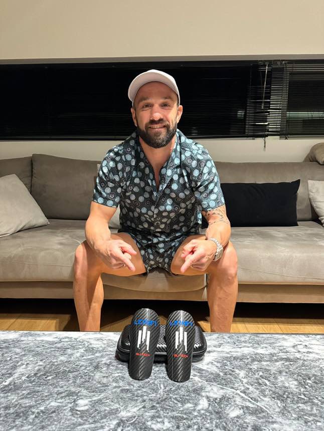 files/Mathieu_Valbuena_proteges_tibias_carbone_personnalis.jpg