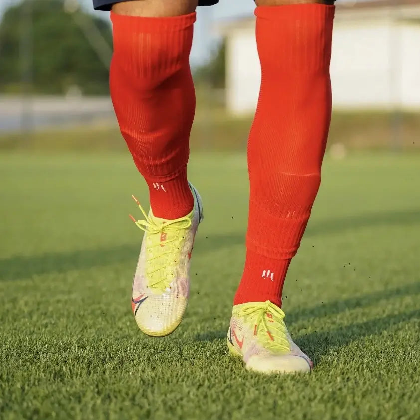 Combinaison des chaussettes coupées et antidérapantes GLI TECH accompagné des petits protèges tibias Tech Fly