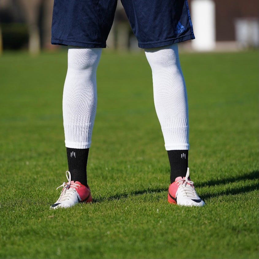 Combinaison des chaussettes de football coupées blanches et chaussettes à grip antidérapant de football noires