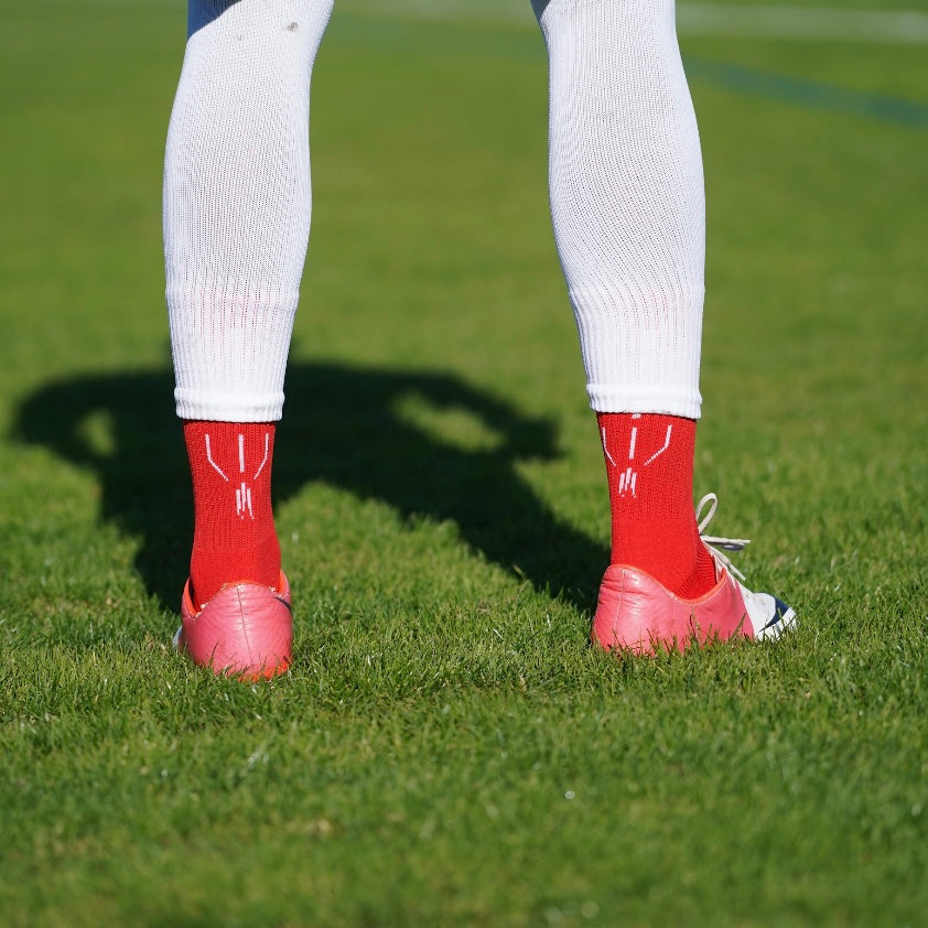 Combinaison des chaussettes de football coupées blanches et chaussettes à grip antidérapant de football rouges