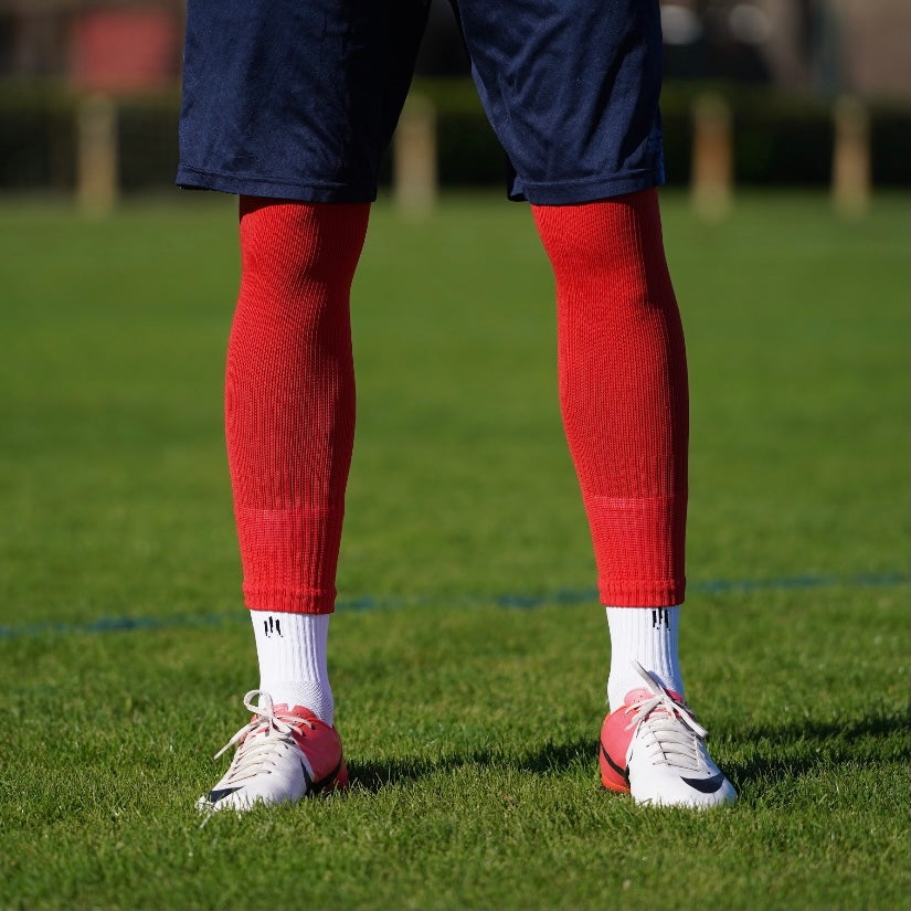 Combinaison des chaussettes de football coupées rouge et chaussettes à grip antidérapant de football blanche