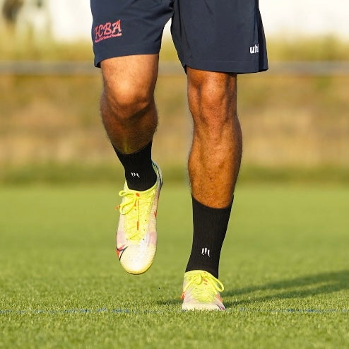 Chaussettes antidérapantes Tech Socks Noire de la marque GLI TECH portées par un joueur