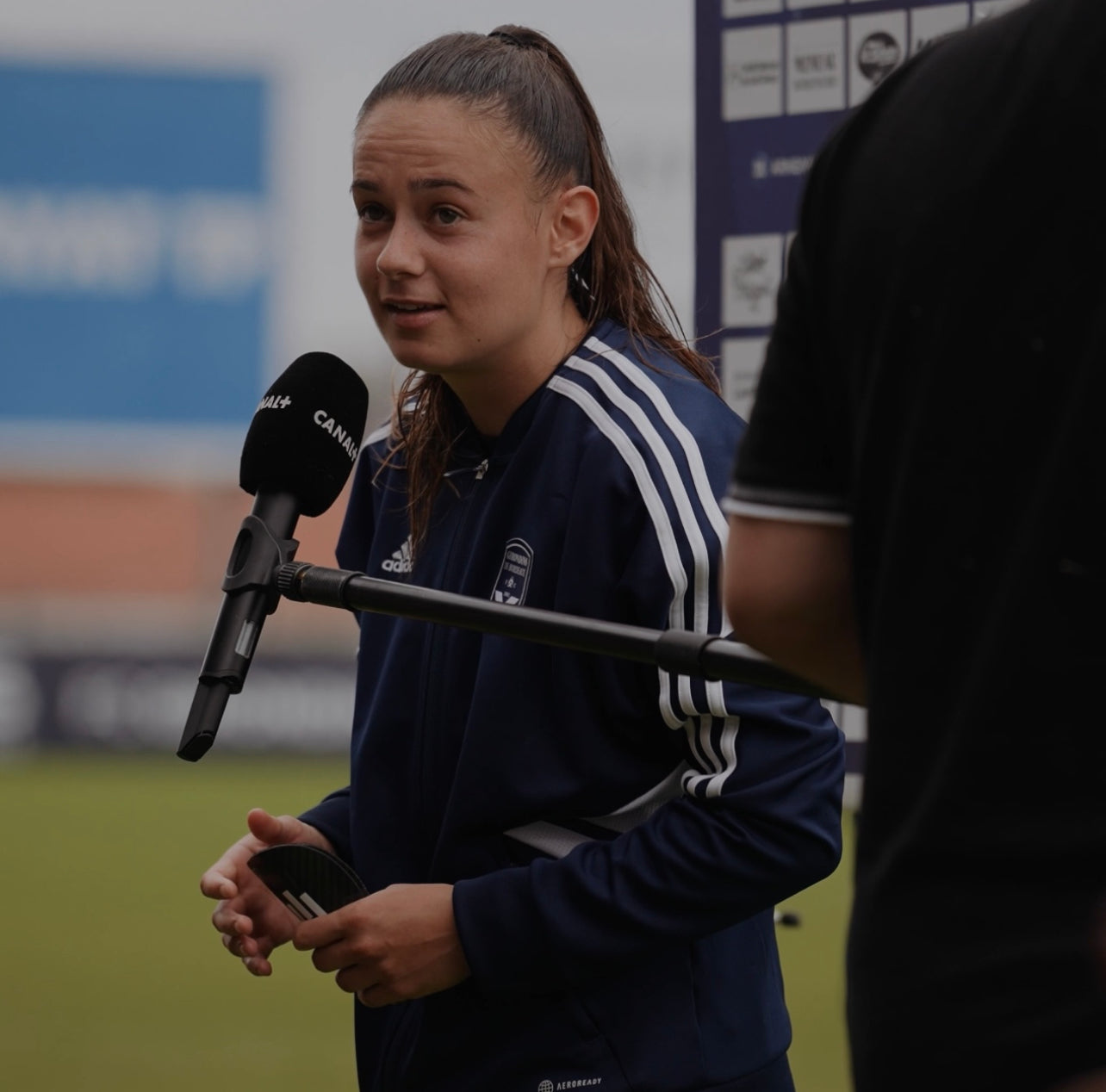 Maelle Garbino, ancienne joueuse des Girondins de Bordeaux portant les protèges tibias carbone GLI TECH lors d'un interview de D1 Arkema sur les antennes de Canal+