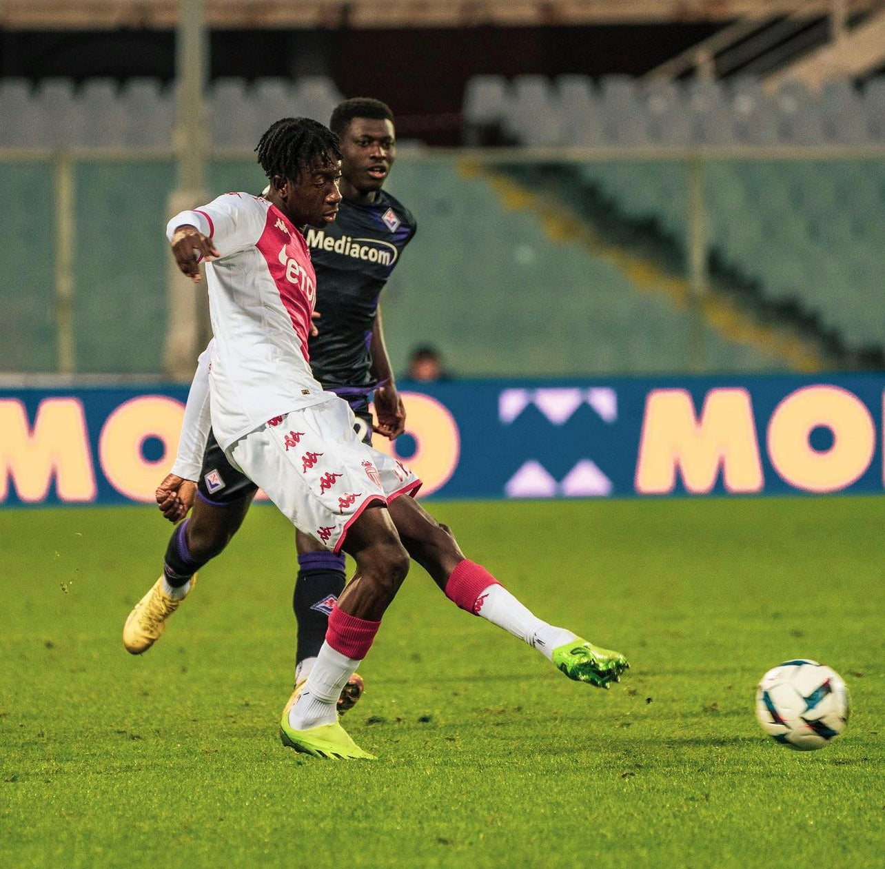 Mamadou Coulibaly, joueur de l'AS Monaco avec les chaussettes antidérapantes GLI TECH