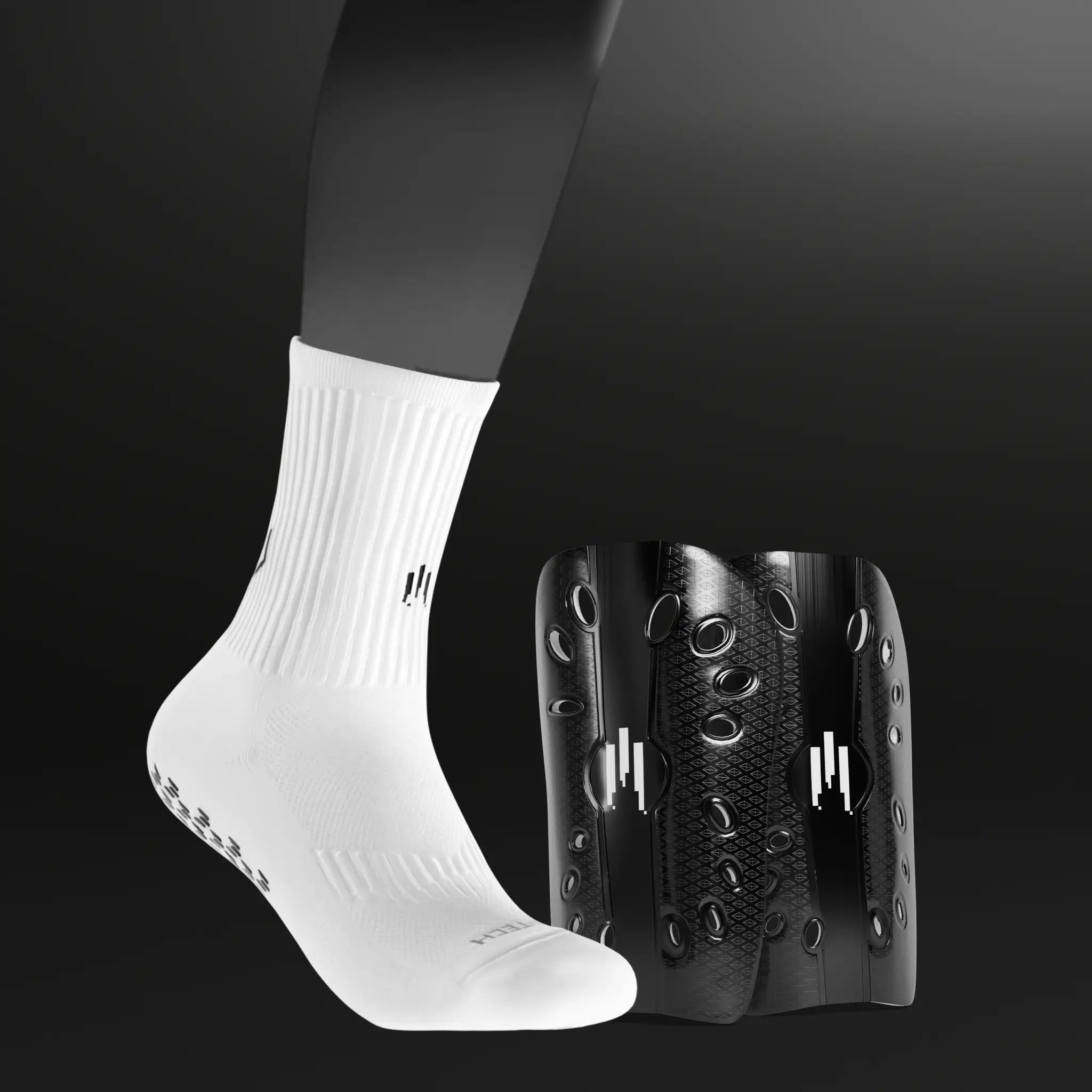 Photo produits des chaussettes de foot antidérapantes blanches et des petites protèges tibias : Tech Socks et Tech Fly