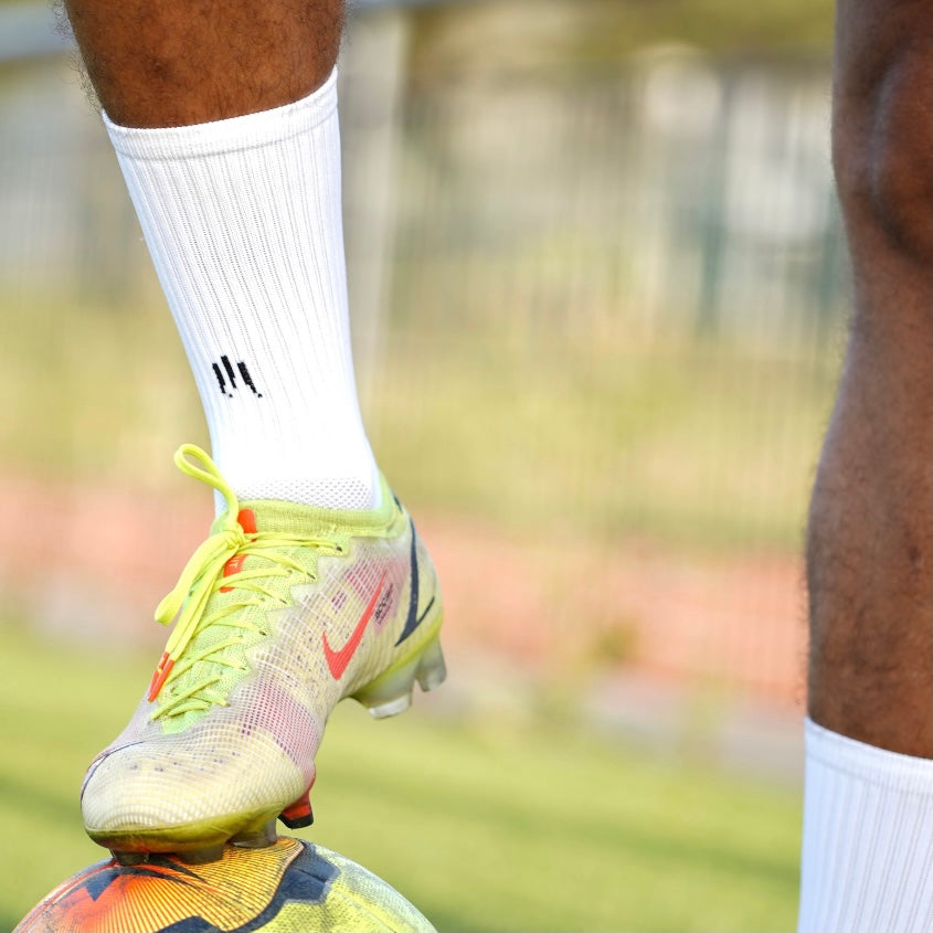 Chaussettes antidérapantes, Tech Socks III, portés sur une terrain de foot