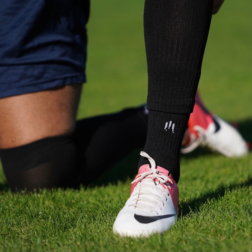 Combinaison des chaussettes de foot coupées et chaussettes antidérapantes noires