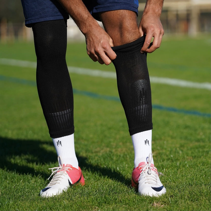 Chaussettes de football coupées et antidérapantes accompagnés des petits protèges tibias en fibre de carbone blanc de chez GLI TECH